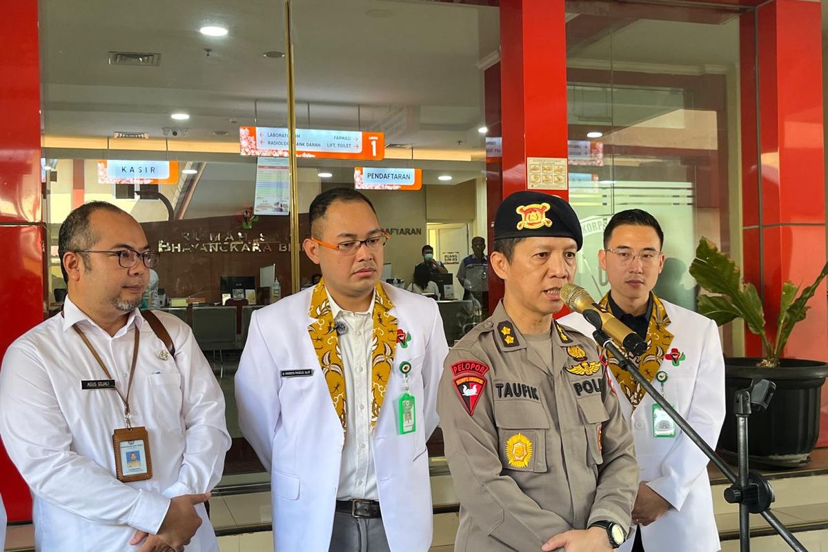 Kepala Rumah Sakit Bhayangkara Brimob, AKBP dr. Taufik Ismail di depan Instalasi Rawat Inap RS Bhayangkara Brimob Depok, Rabu (15/5/2024).
