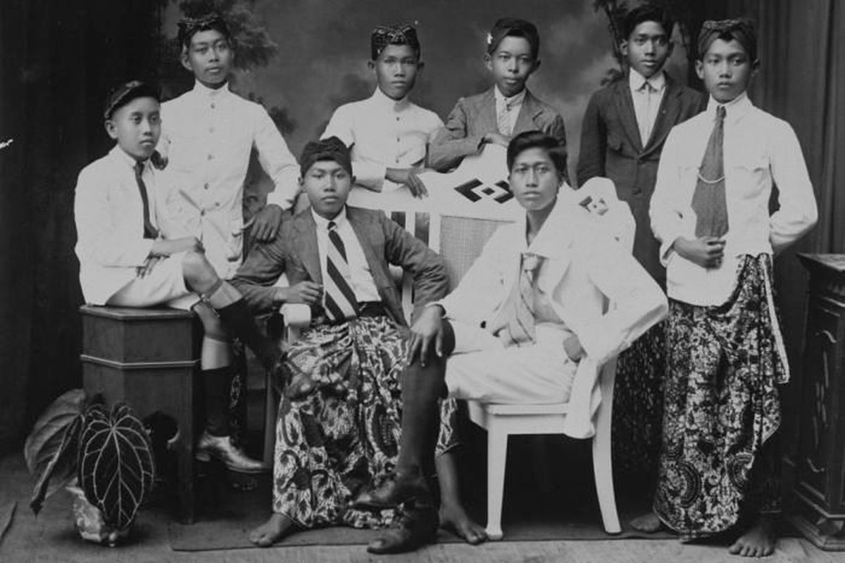 Kaum priayi atau bangsawan pelajar STOVIA atau sekolah kedokteran pertama di Indonesia.