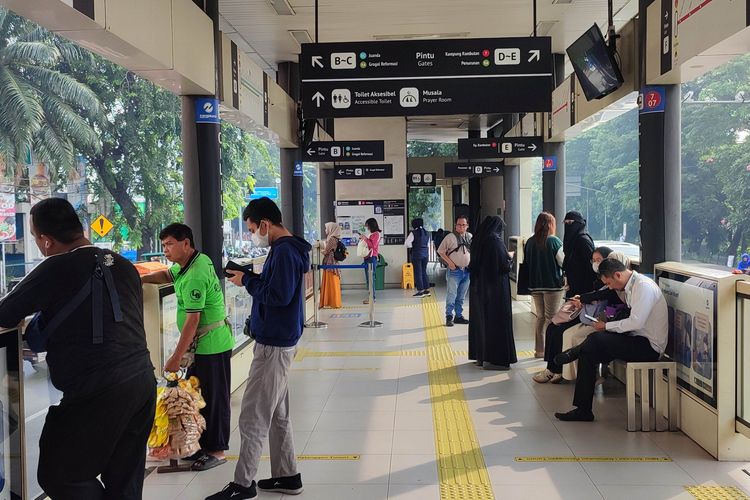 Kondisi halte Transjakarta Cililitan pada Rabu pagi saat layanan gratis Transpotasi umum.