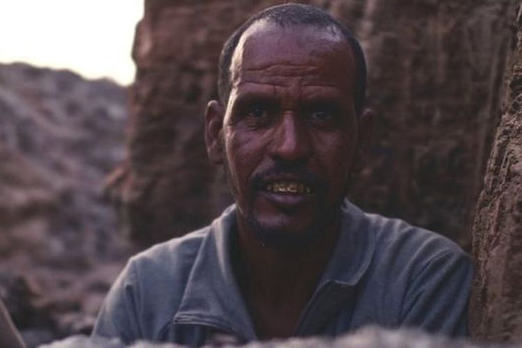 Sidi (44 tahun), tinggal di sebuah desa kecil dekat tepi Sahara, Afrika.