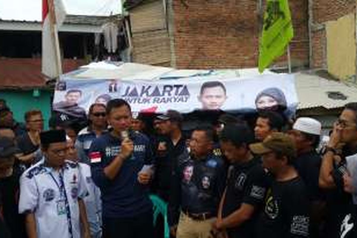 Calon gubernur DKI Jakarta Agus Harimurti Yudhoyono mengunjungi permukiman warga di Kampung Pulo, Jatinegara, Jakarta Timur, Selasa (27/12/2016).