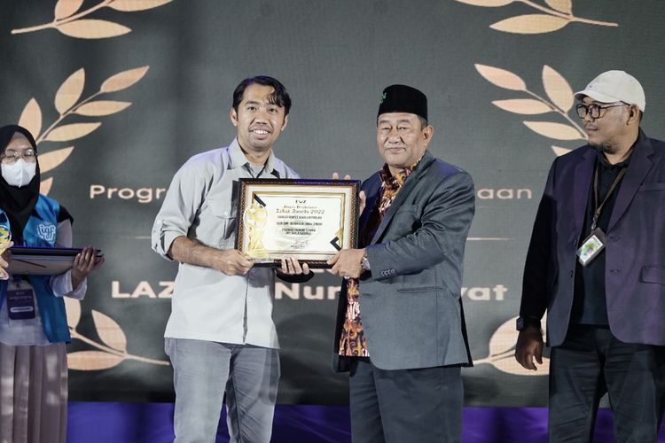 Dompet Dhuafa menerima Zakat Awards 2022 kategori Program Ekonomi Terbaik dengan programa  Desa Tani: Berdaya di Tanah Sendiri.
