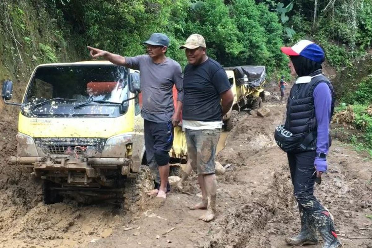 Bupati Luwu Utara Indah Putri Indriani saat berbincang bersama warga dan sopir truk di kawasan jalur Kecamatan Seko, Minggu (26/9/2021).
 

