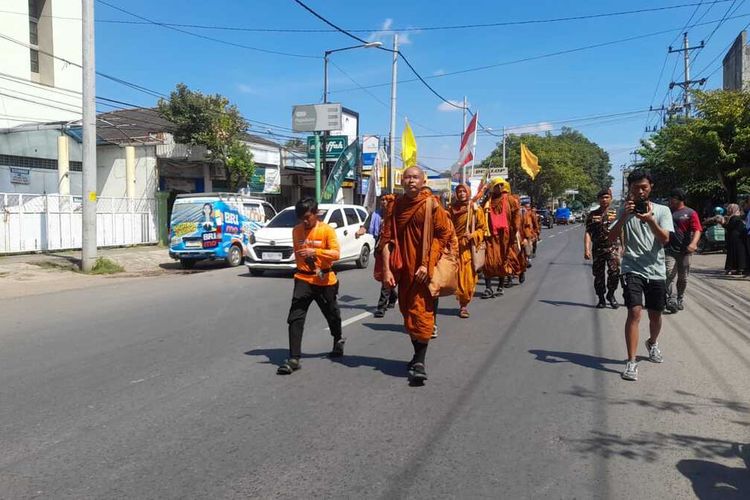 Bahagia dan Syukur Biksu Thudong Asal Malaysia Tiba di Indonesia...