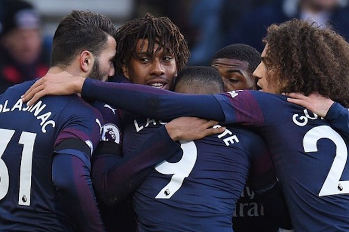 Alex Iwobi (tengah) merayakan gol bersama rekan-rekannya pada pertandingan Huddersfield Town vs Arsenal di Stadion John Smiths dalam lanjutan Liga Inggris, 9 Febuari 2019