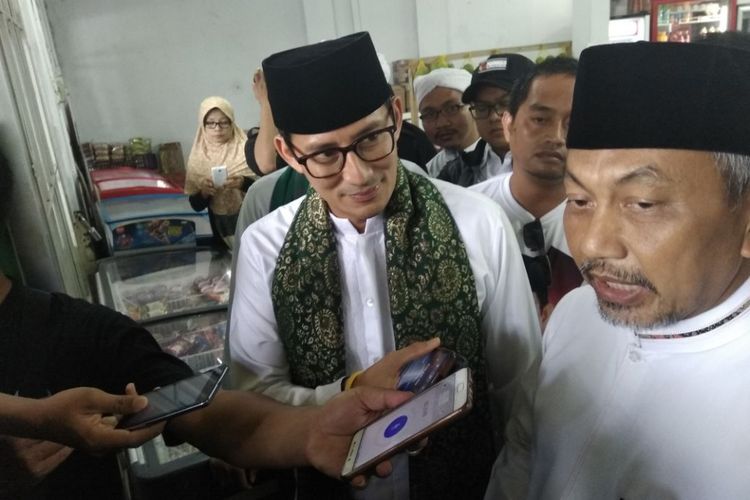 Wakil Gubernur DKI Jakarta Sandiaga Uno dan calon wakil gubernur Jawa Barat Ahmad Syaikhu saat mengunjungi Pondok Pesantren Idrisiyah, Tasikmalaya, Jawa Barat, Minggu (18/3/2018). 