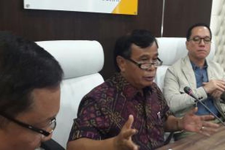 Ketua Fraksi Hanura Nurdin Tampubolon (tengah) membacakan sikap Fraksi Hanura menolak dana aspirasi, Kamis (18/6/2015).