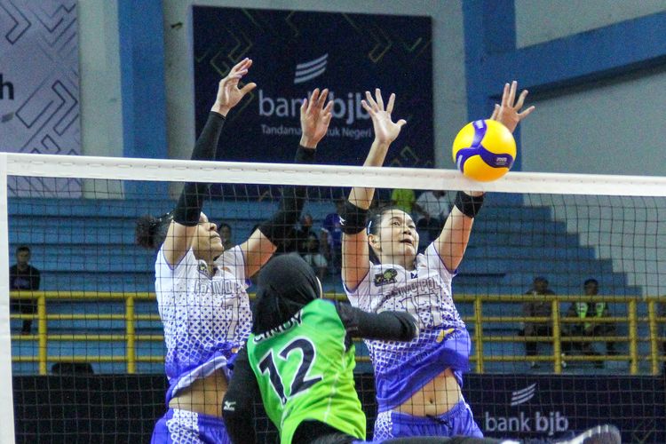 Pevoli Jakarta Popsivo Polwan Niverka Dharlenis Marta (7) dan Maya Kurnia Indri Sari (17) berusaha melakukan blok dari serangan pevoli Jakarta Pertamina Fastron Cindy Tiara (12) dalam pertandingan pertama Proliga 2023, Jumat (6/1/2022) di Gor Sabilulungan, Kompleks Stadion Si Jalak Harupat, Kabupaten Bandung.