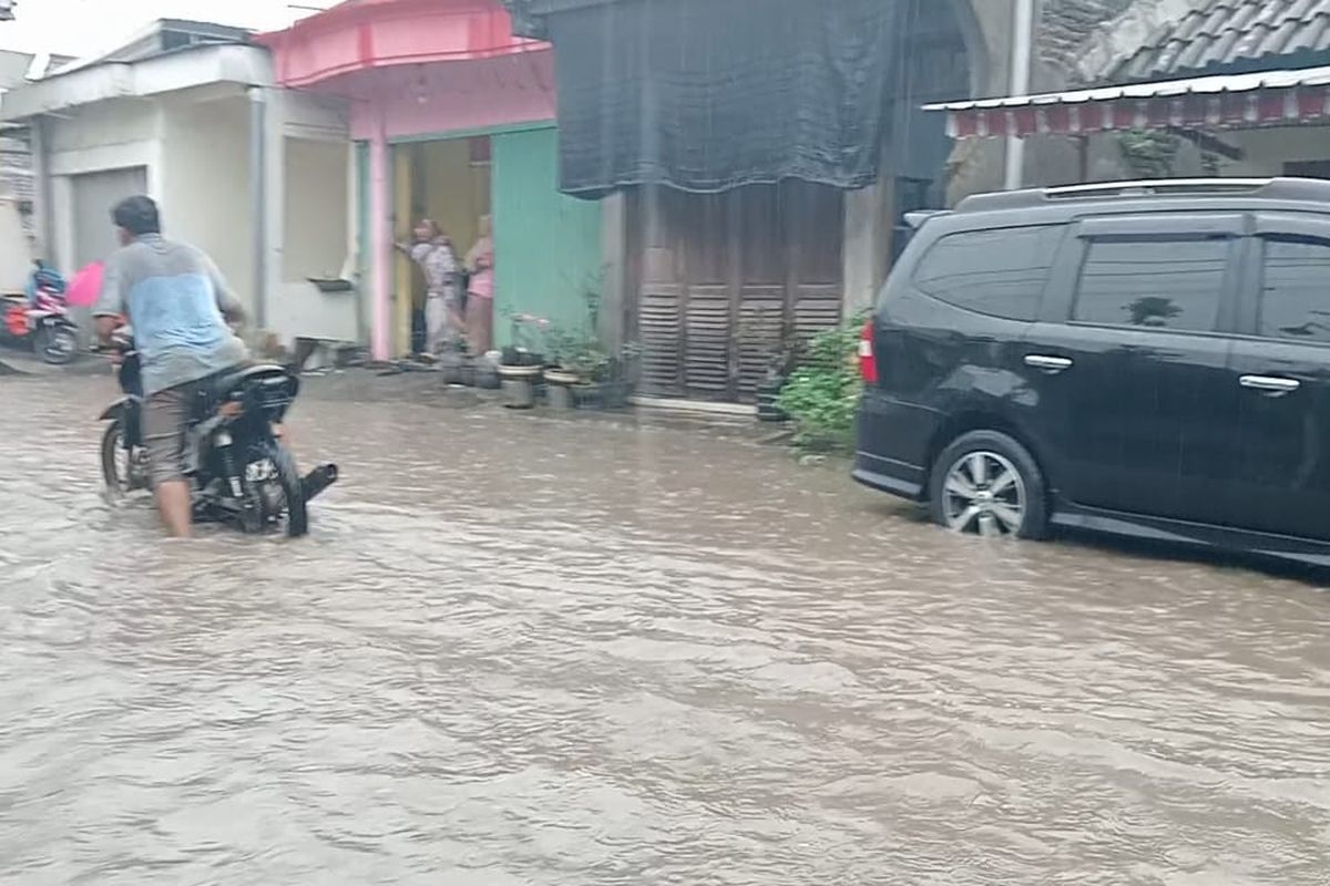 Kondisi banjir di wilayah Peterongan, Kabupaten Jombang, Jawa Timur, Selasa (28/1/2025). Banjir di Kabupaten Jombang, dipicu hujan lebat pada Senin (27/1/2025) yang berlangsung selama 4 jam, hingga mengakibatkan beberapa sungai meluap.