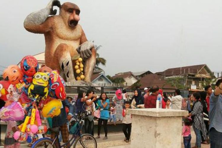 Posisi patung Bekantan di Banjaramasin, Kalimantan Selatan, berada agak jauh dari Menara Pandang dan pasar terapung, namun masih satu kawasan.