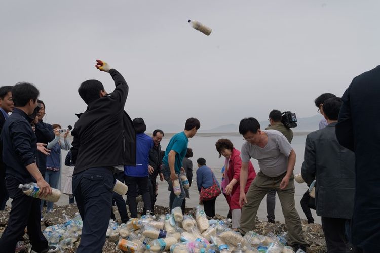 Aktivis pembelot Korea Utara melempar botol-botol plastik berisi beras, uang dan stik memori dilemparkan ke laut oleh para aktivis pembelot Korea Utara dari pulau Ganghwa di barat Seoul, Selasa (1/5/2018).