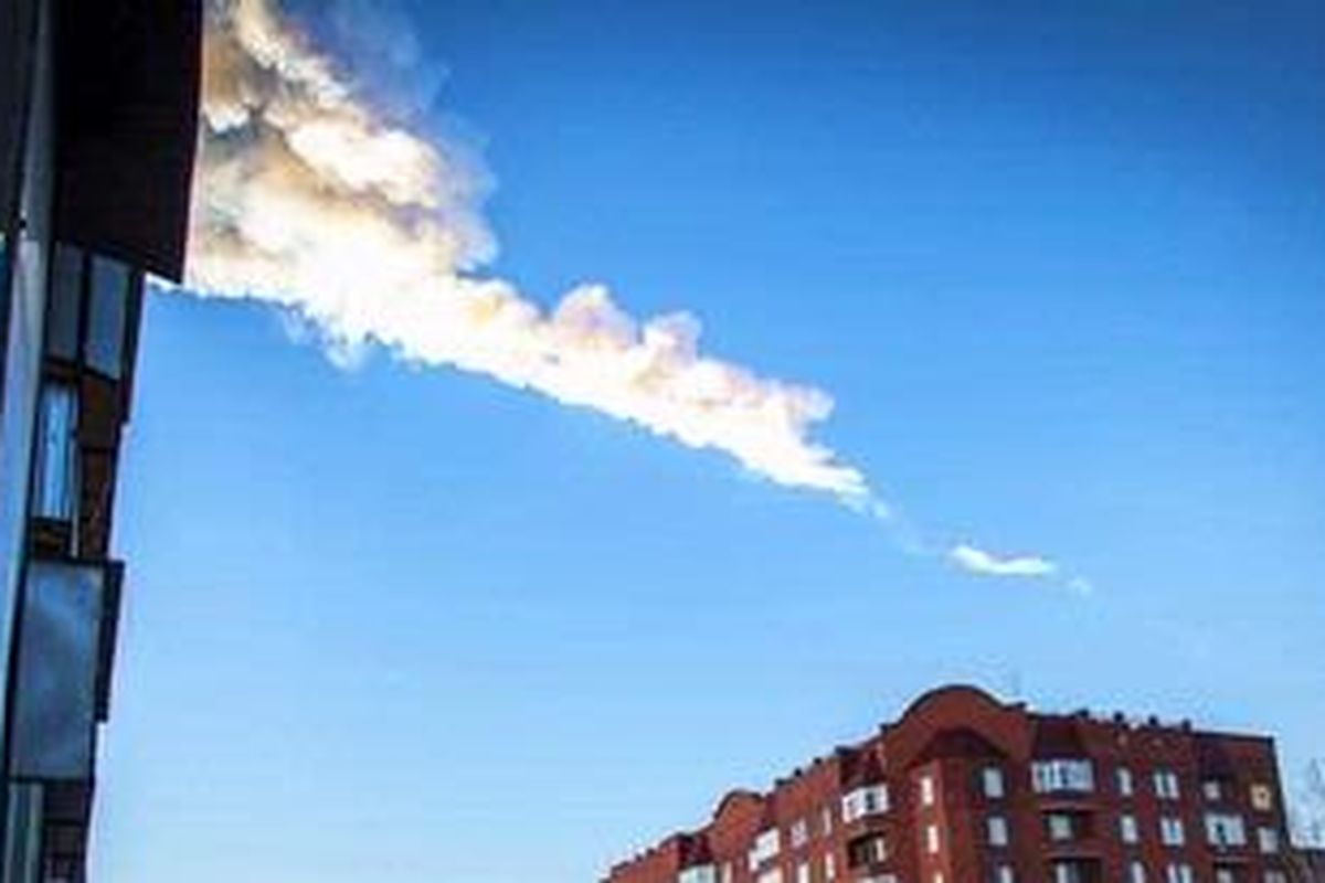 Sebuah benda angkasa yang diduga meteorit terlihat melintas di atas kompleks permukiman di kota Chelyabinks, Rusia, Jumat (15/2/2013). Benda angkasa ini kemudian meledak dan mengakibatkan sejumlah bangunan rusak serta melukai sejumlah warga.