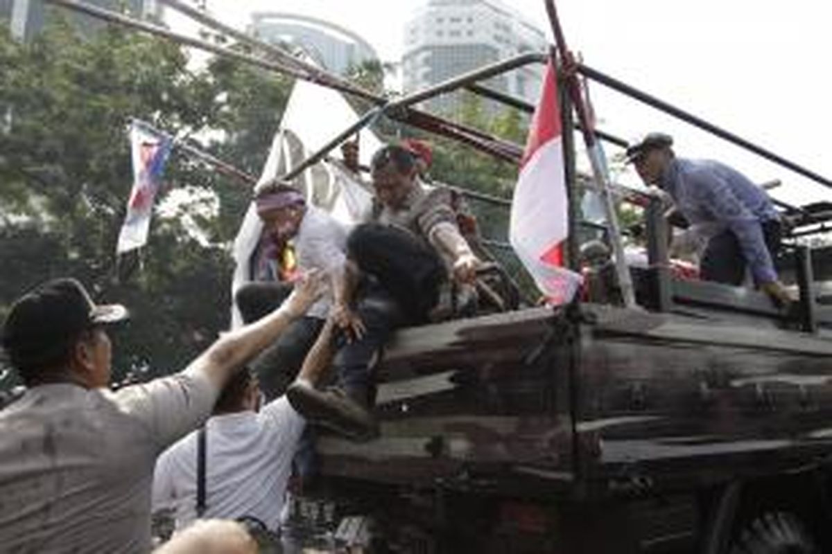 Polisi menembakkan gas air mata dan water cannon untuk membubarkan massa pendukung Prabowo-Hatta yang berusaha menerobos masuk menuju Gedung Mahkamah Konsistusi (MK) di Jalan Medan Merdeka Barat, Jakarta, Kamis (21/8/2014). Hari ini MK akan memberikan putusan atas kasus perselisihan hasil pemilihan umum (PHPU) presiden dan wakil presiden 2014. KOMPAS IMAGES/RODERICK ADRIAN MOZES