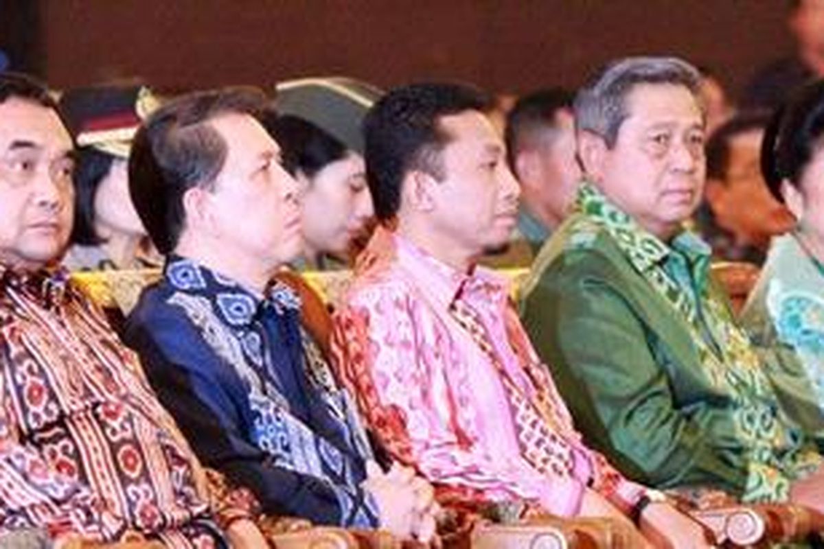 Gubernur Sulawesi Utara yang juga Anggota Dewan Pembina Partai Demokrat terlihat mendampingi SBY dalam acara puncak peringatan Hari Pers Nasional di Manado.