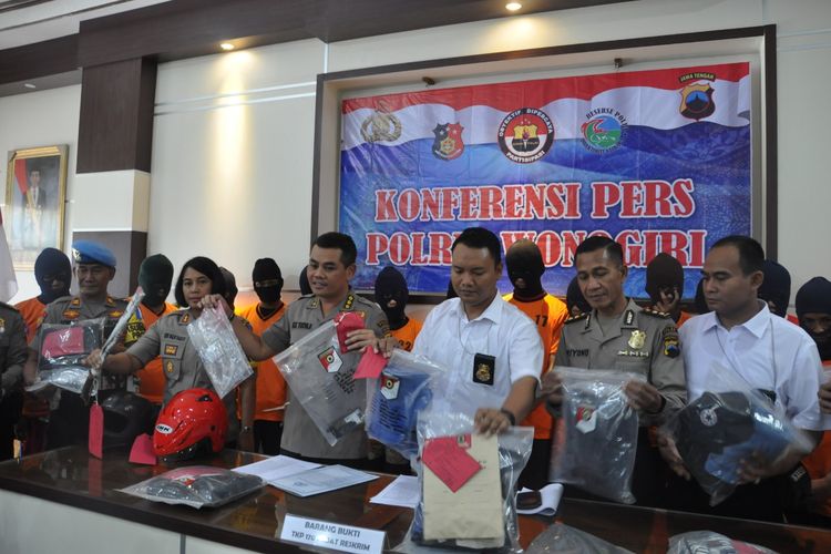 Polisi menunjukan barang bukti yang digunakan para tersangka saat melakukan pengeroyokan terhadap mantan Kasat Reskrim wonogiri AKP Aditya, di Mapolres Wonogiri, Rabu (29/5/2019). 