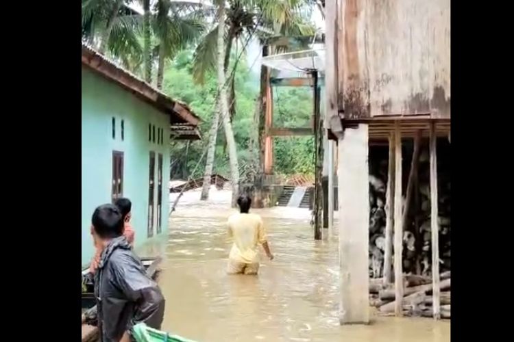 Detik-detik putusnya jembatan gantung yang berada di Kabupaten Musi Rawas Utara (Muratara) saat diterjang banjir bandang yang berlangsung hari ini, Selasa (16/4/2024).
