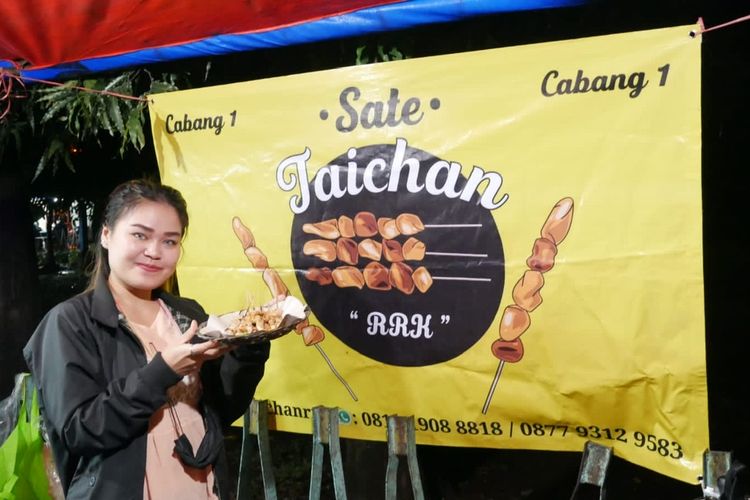 Pengusaha Sate Taichan RRK, Nivi Dayanti (27) melayani pesanan sate taichan di warungnya di kawasan Tanah Kusir, Kebayoran Lama, Jakarta Selatan pada Selasa (27/6/2022) malam.