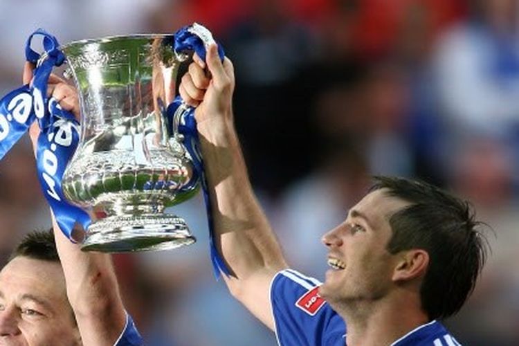 Frank Lampard saat masih menjadi pemain Chelsea dan sukses menjuarai Piala FA.