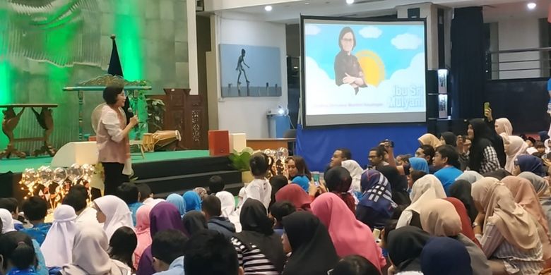 Menkeu Sri Mulyani bersama penerima beasiswa LPDP angkatan ke-139 dalam festival literasi bertajuk Indonesia Negeri 1.000 Dongeng di gedung Kemendikbud, Jakarta (3/3/2019).