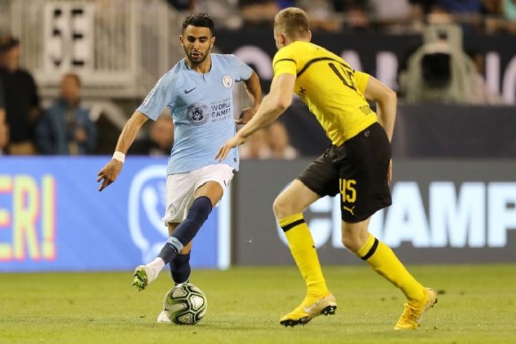 Riyad Mahrez mencoba melewati penjagaan lawan saat Manchester City berhadapan dengan Borussia Dortmund pada ICC 2018 di Chicago, 20 Juli 2018. 