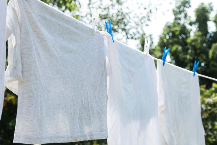 Ilustrasi mencuci pakaian putih, menjemur pakaian putih.