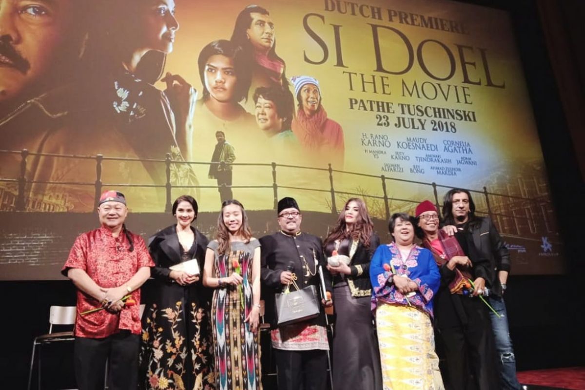 Para pemain Si Doel The Movie bersama Frederica, produser Falcon Pictures saat acara gala Premiere Si Doel The Movie di Pathe Tuchinski, Amsterdam (23/7 /2018) - (Kasiman, Maudy Koesnaedi, Frederica, Rano Karno, Cornelia Agatha, Suti Karno, Mandra,  Adam Jagwani)