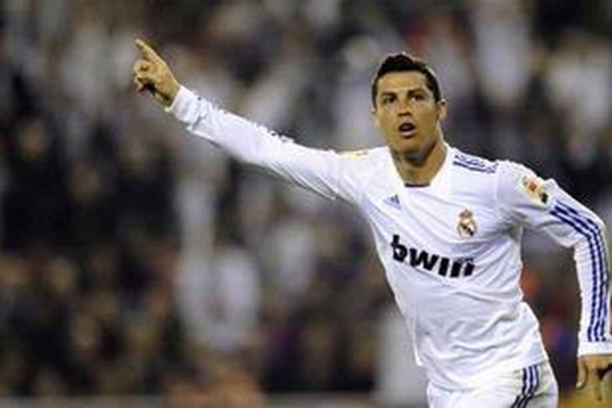 Gelandang Real Madrid, Cristiano Ronaldo , merayakan golnya ke gawang Barcelona, di final Copa del Rey, di Mestalla, Rabu (20/4/2011). 