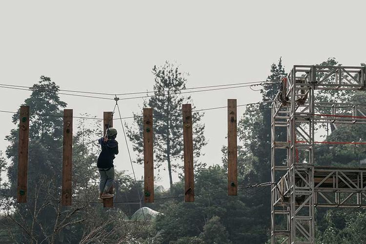 Adventure game di Rockadventure 2018 garapan Super Adventure. Peserta menyeberang di ketinggian, hanya mengandalkan otot jari tangan dan jari kaki untuk menahan tubuh di poin-poin panjat tebing. 