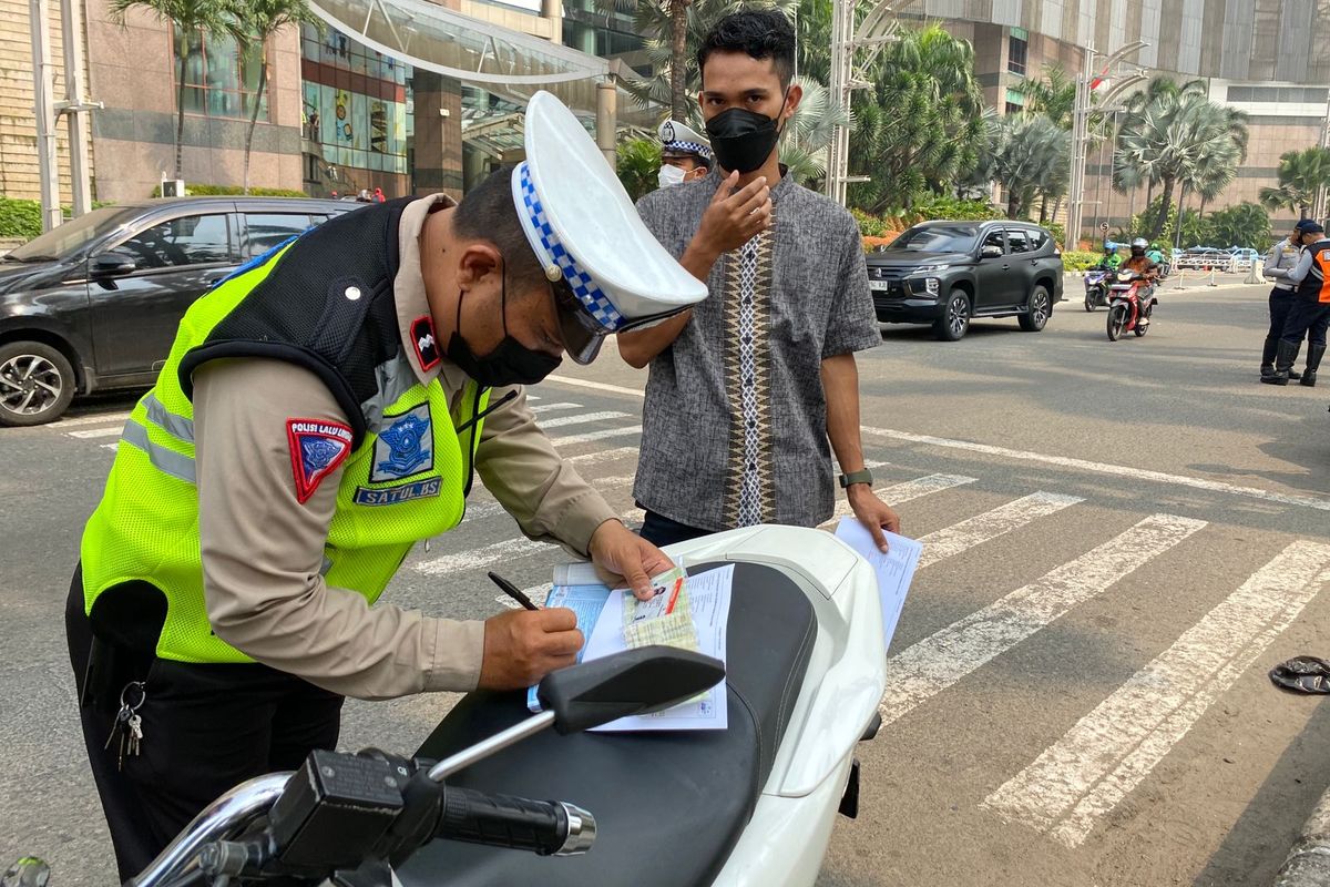 Penindakan tilang uji emisi di Taman Anggrek