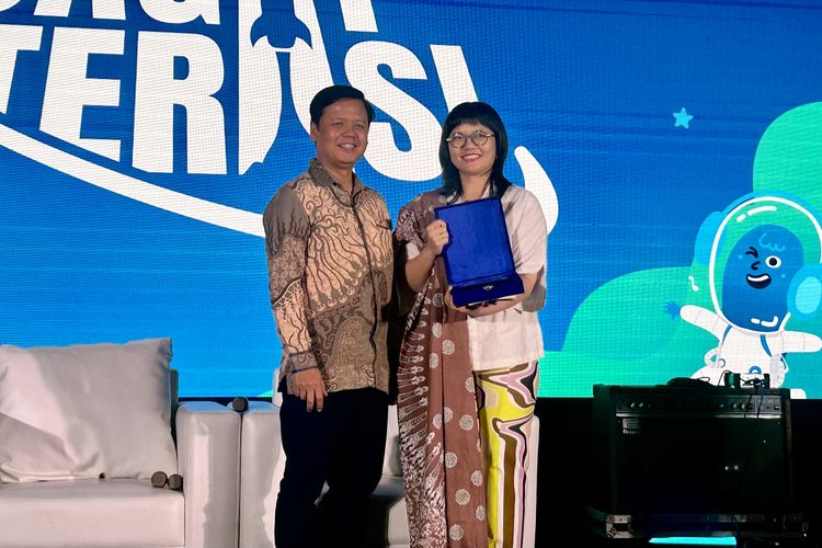 Wakil Menteri Pendidikan Tinggi, Sains, dan Teknologi RI, Prof. Stella Christie, Ph.D. (kanan) dan Pemimpin Redaksi Kompas.com, Amir Sodikin (kiri) dalam perayaan HUT ke-30 Kompas.com, Jagat Literasi, yang digelar di Menara Kompas, Jakarta Pusat, Senin (15/9/2025).