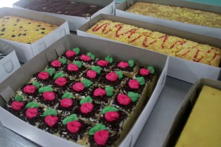 Wanita asal Desa Bayem, Kecamatan Kutoarjo, Kabupaten Purworejo, Jawa Tengah bernama Erna Susilowati (45). Erna mulai mengeluti usaha roti sejak 15 tahun silam, tepatnya sejak tahun 2007 yang lalu.