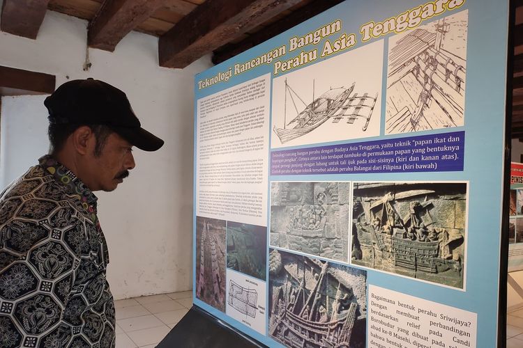 Pengunjung melihat narasi teknologi rancangan bangun perahu Asia Tenggara dalam pameran perahu tradisional Nusantara di Museum Bahari, Jakarta, Sabtu (30/11/2019).