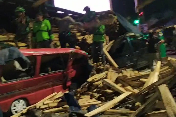 Relawan memindahkan kayu yang menimpa Suzuki Carry di Jalan Veteran Salatiga