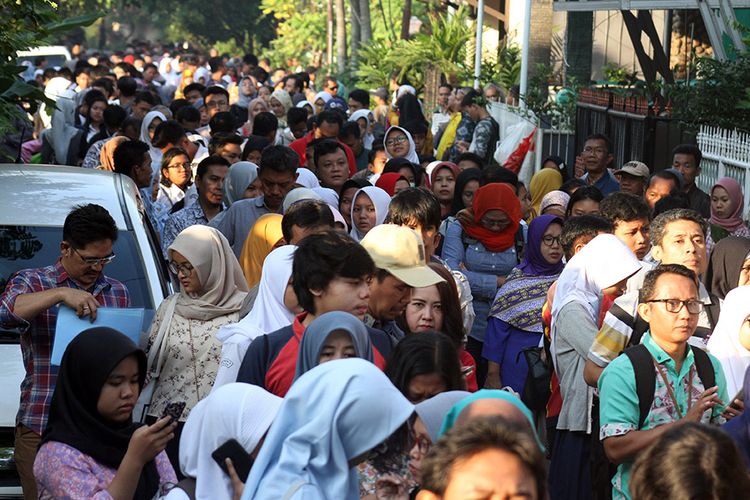 Sejumlah siswa dan orangtua murid antre saat akan mengikuti seleksi Penerimaan Peserta Didik Baru (PPDB) di SMAN 1 Depok, Kota Depok, Jawa Barat, Selasa (18/6/2019). Sistem PPDB Jawa Barat dengan mekanisme berdasarkan sistem jalur zonasi atau pemetaan wilayah sebanyak 90 persen, jalur prestasi lima persen dan jalur perpindahan orang tua wali lima persen tersebut, berlangsung dari tanggal 17-22 Juni 2019.