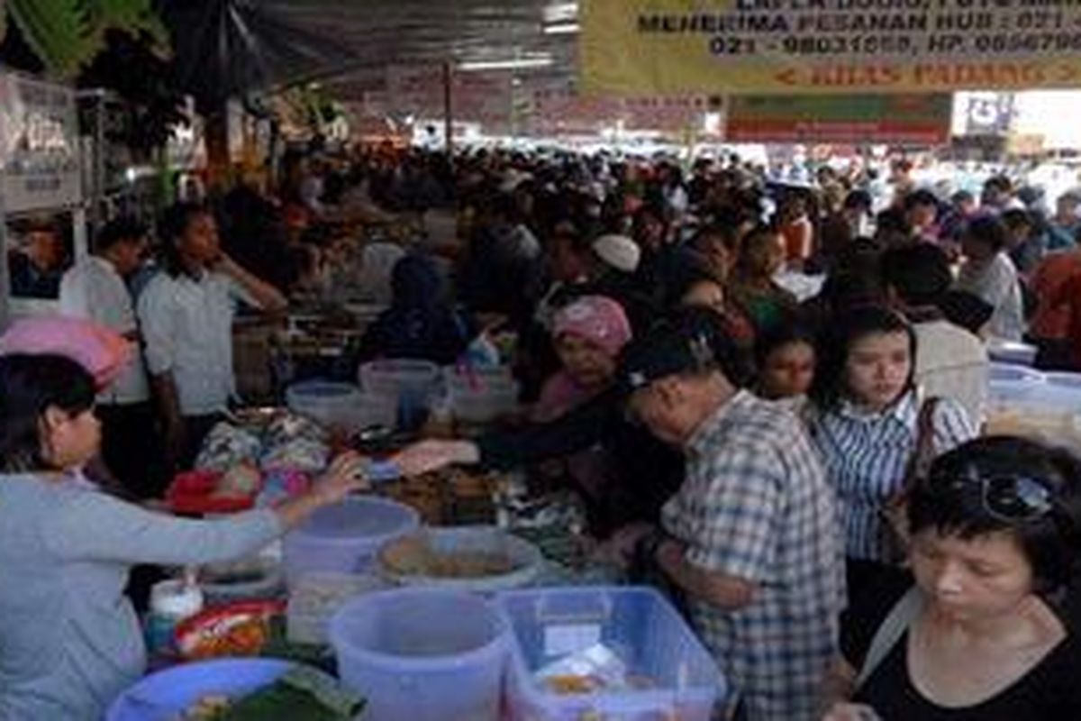Suasana Bazar Ramadhan yang digelar pada hari pertama puasa di Pasar Bendungan Hilir, Senin (1/8/2011). Di bazar tersebut menyediakan beraneka ragam makanan untuk berbuka puasa.