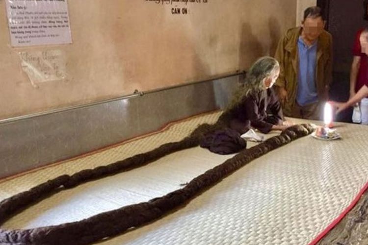 Pengunjung melihat rambut Nguyen Thi Dinh yang panjangnya mencapai 6 meter.(Oddity Central)