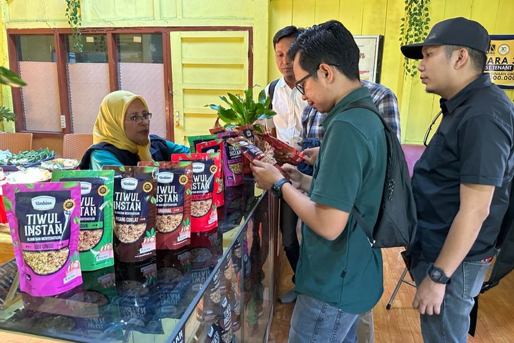Lilik Sri Rahayu (61) melayani pembeli tiwul instan di rumahnya di Kampung Kawista, Adiwarno, Selomerto, Wonosobo, Jawa Tengah (8/5/2024). Lilik merupakan salah satu pelaku UMKM yang mengolah tepung mocaf menjadi tiwul instan.