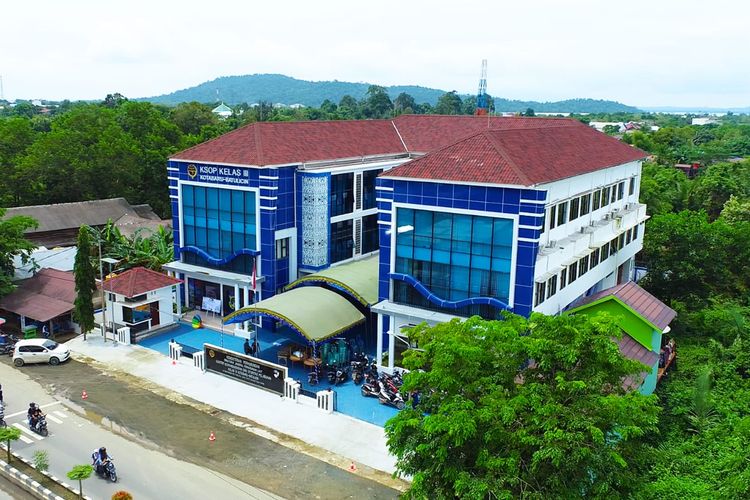 Kesyahbandaran dan Otoritas Pelabuhan (KSOP) Kelas III Kotabaru-Batulicin resmi menempati kantor baru yang terletak di Jalan Raya Batulicin No. KM. 04 Kabupaten Tanah Bumbu, Kalimantan Selatan, Kamis (4/8/2022).