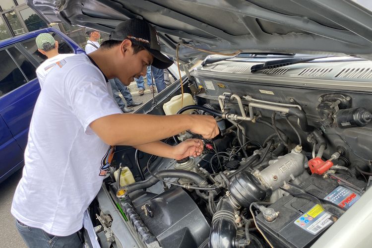 Pemeriksaan kondisi mesin dan perkabelan mobil Toyota Kijang Kapsul
