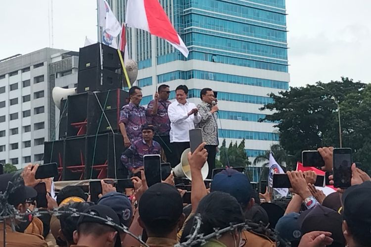 Anggota Komisi II DPR RI Mohammad Toha, dan Anggota Baleg DPR RI Herman Khaeron menemui massa aksi perangkat desa di depan Gedung DPR RI, Senayan, Jakarta, Rabu (25/1/2023). 
