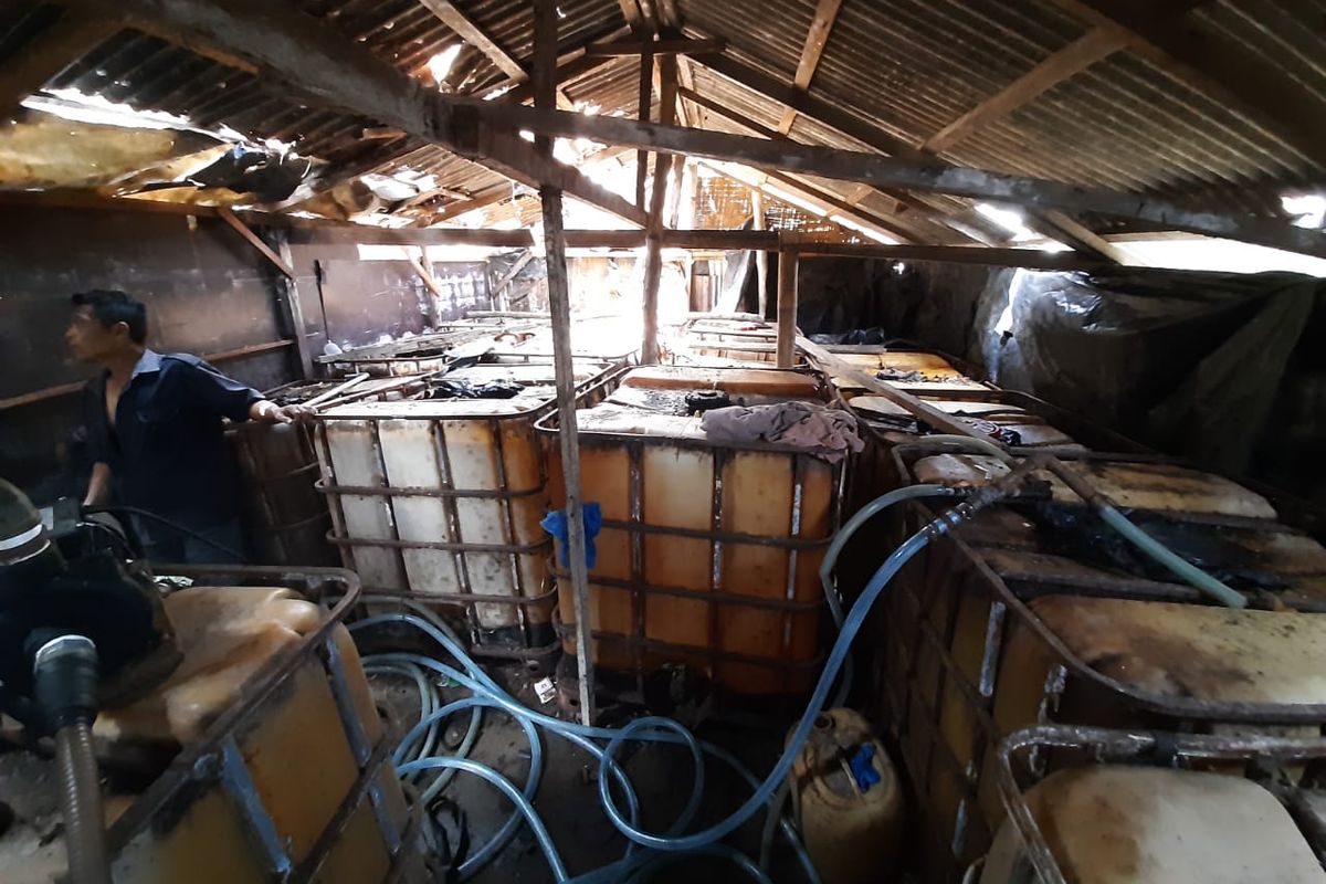 Gudang penyeludupan avtur yang dibongkar TNI Angkatan Laut Lantamal 1 Belawan, di Kecamatan Pantai Labu,Deli Serdang, Sumatera Utara, Selasa (11/2/2025)