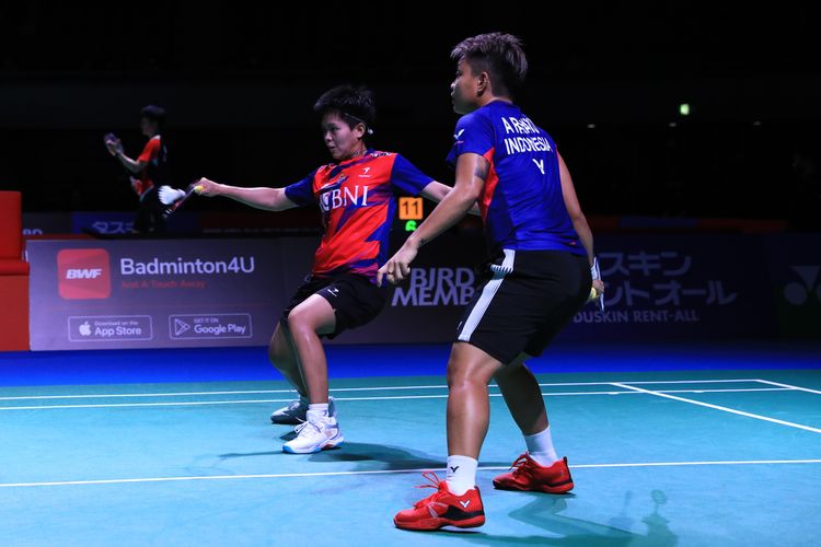 Aksi ganda putri Indonesia, Apriyani Rahayu/Siti Fadia Silva Ramadhanti, ketika menghadapi Catherine Choi/Josephine Wu (Kanada) pada babak pertama Japan Open 2022, Selasa (30/8/2022) pagi WIB. Terkini, Apriyani/Fadia pada ajang BWF World Tour Finals 2022 di Bangkok, Thailand.