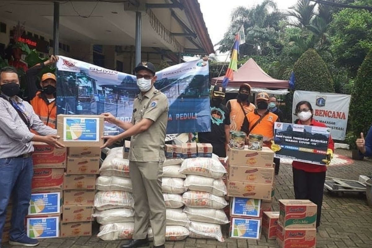 Lima kelurahan di Kecamatan Makasar, Jakarta Timur dan Pondok Pesantren Darul Quran mendapat bantuan ratusan paket sembako, Rabu (22/4/2020).