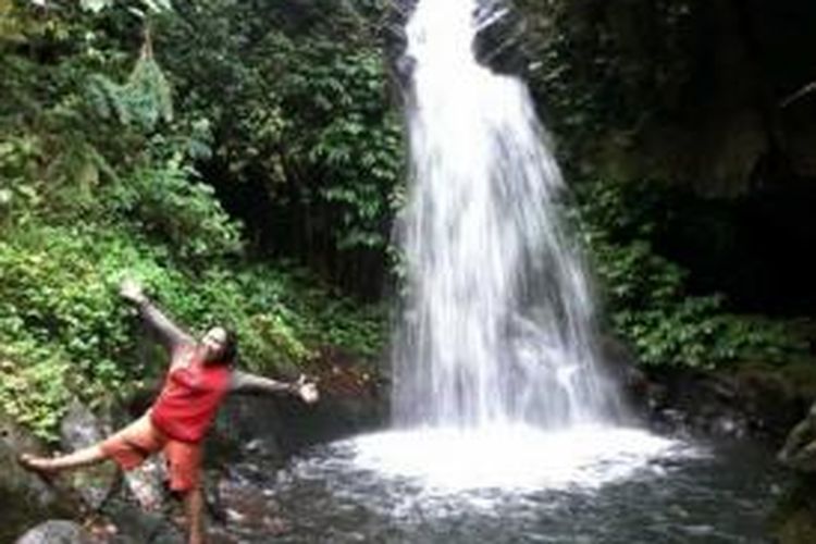 Salah seorang pengunjung tengah mengabadikan dirinya dengan latar belakang air terjun Parangbintolo, Desa Parangbintolo, Kecamatan Tompobulu, Kabupaten Gowa, Sulawesi Selatan yang merupakan surga tersembunyi di kaki Gunung Lompobattang, Sabtu (30/8/2014).