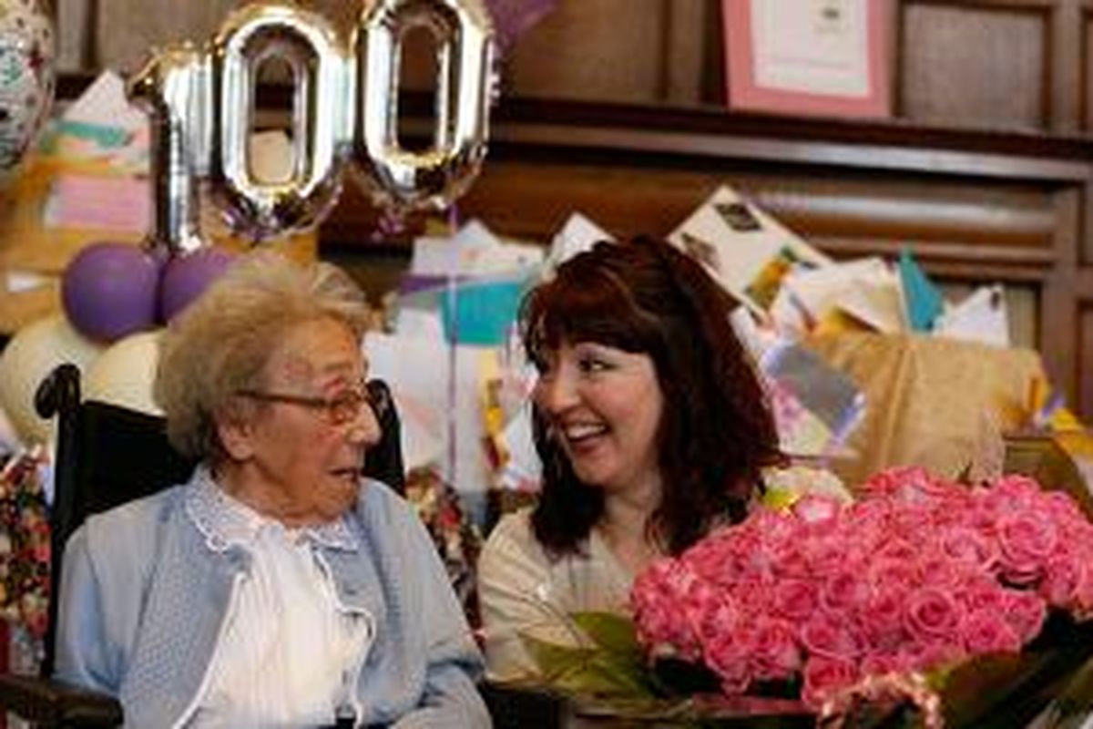 Winnie Blagden dan Kat Harbourne merayakan ulang tahun Blagden ke-100