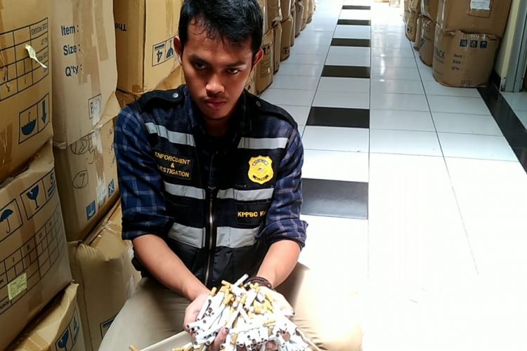 Petugas Kantor Pengawasan dan Pelayanan Bea Cukai (KPPBC) Tipe Madya Kabupaten Kudus, Jawa Tengah ‎menunjukkan rokok ilegal hasil penindakan, Kamis (29/11/2018).