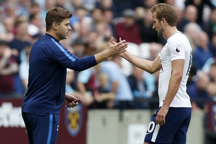 Pelatih Tottenham Hotspur, Mauricio Pochettino, menyelamati striker Harry Kane yang mencetak dua gol ke gawang West Ham United pada pertandingan Premier League di Stadion London, Sabtu (23/9/2017).