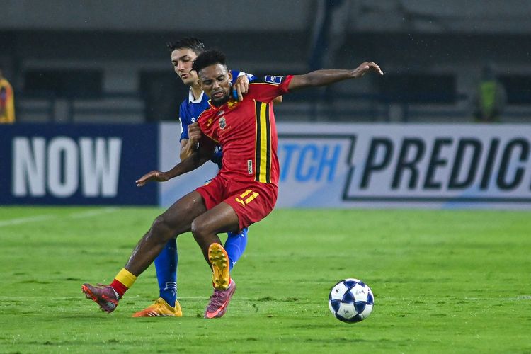 Penyerang Selangor FC Alvin Fortes dibayangi dikawal bek Persib Bandung Federico Barba pada laga lanjutan Grup G AFC Champions League Two (ACL 2) 2025-2026, Kamis (23/10/2025) di Gelora Bandung Lautan Api (GBLA). 