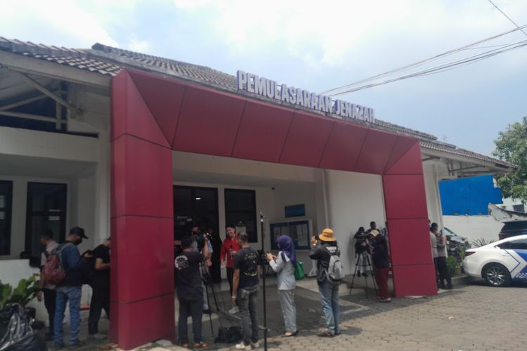 Petugas gabungan tengah bersiaga di area ruang forensik RSUD Karawang, Senin (8/4/2024)