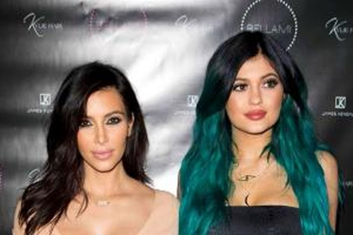 Kim Kardashian bersama sang adik, Kylie Jenner. 